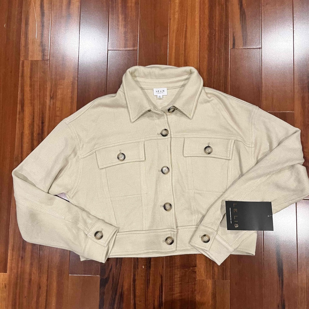 New NWT Le‎ Lis Beige Jacket Long Sleeve Button Up Collared Crop Size Small